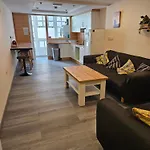 بيت شباب Azabache